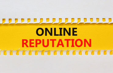 Obraz premium Online reputation symbol. Yellow and white paper with concept words Online reputation on beautiful white background. Business online reputation concept. Copy space.