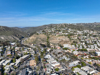 Naklejka premium Aerial view of Laguna Beach coastline town with vilas on the hills, Southern California Coastline, USA