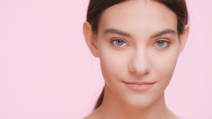 Obraz premium Close-up beauty portrait of young fresh looking woman with perfect skin who looks at the camera | Cream commercial concept