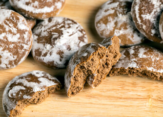 large number of gingerbread on the table