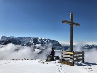 Gipfelkreuz am Brennkopf im Winter mit Blick auf das Kaisergebirge, Alpen, Tirol, Österreich