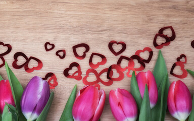 Muttertag mit Herzen und Tulpen