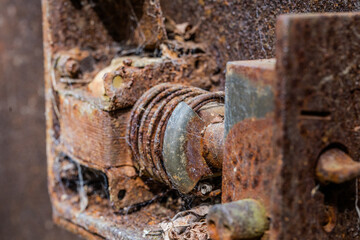 Verlassener Ort: Eine alte russische Bunkeranlage. Unterirdische Lager für Kriegstechnik wie Raketen. Beton, alte rostige Schließanlagen, Stahltüren, Bewehrungsstahl hängt aus dicken Mauern.