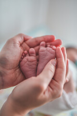 Pies de Bebe en manos de mama