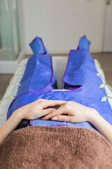 Pressure therapy. Treatment that applies pressure on the body of a young woman to promote lymphatic drainage. Oxygenates the tissues and restores skin elasticity. Treatment against cellulite and fat. 