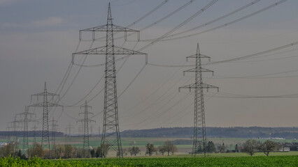 Strommasten in Weitwinkel Perspektive