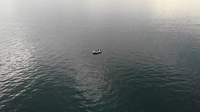 Luftaufnahme von Motorboot fahrend auf Wasser in Italien am Gardasee per Drohne gefilmt