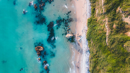 spiaggia e mare cristallino visto dall'alto