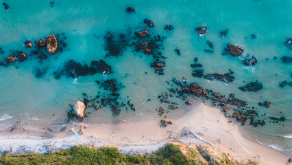 spiaggia e mare cristallino visto dall'alto
