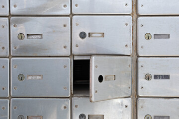 Damaged lock P.O Mailbox hack in the Post Office. Rows of aged mailboxes without lock Private metal mailbox. - obrazy, fototapety, plakaty