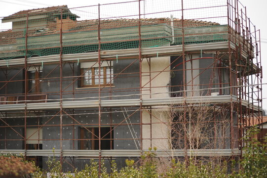 casa per la ristrutturazione con il ponteggio per muratori