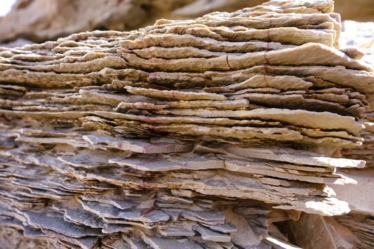 Roche stratifi&eacute;e dans le d&eacute;sert au Sultanat d'Oman