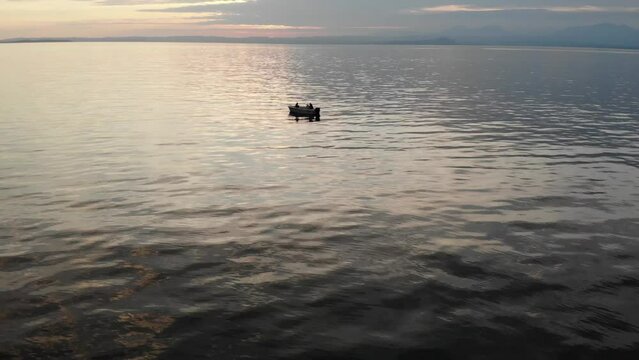 Luftaufnahme von Motorboot fahrend auf Wasser in Italien am Gardasee per Drohne gefilmt
