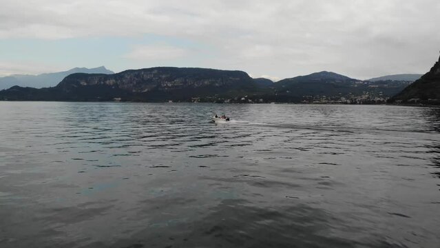 Luftaufnahme von Motorboot fahrend auf Wasser in Italien am Gardasee per Drohne gefilmt