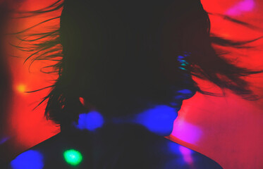 Mujer bailando con luces de fiesta
