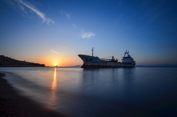 Fototapeta premium boat at sunset