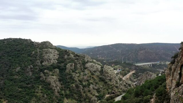 survol du parc naturel de Despenaperros en Espagne massif montagneux en Andalousie, Espagne