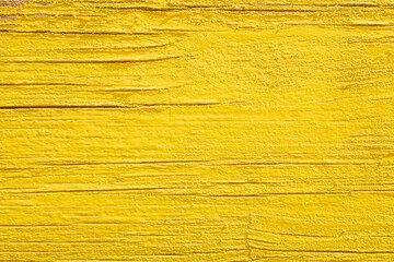Pintura amarilla sobre madera antigua - 496389766