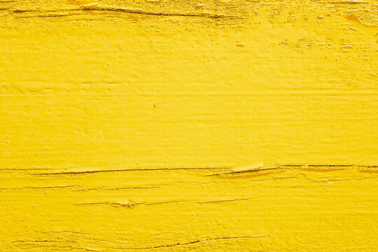 Pintura amarilla sobre madera antigua