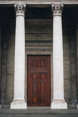 Fototapeta premium Puerta grande de madera de una catedral