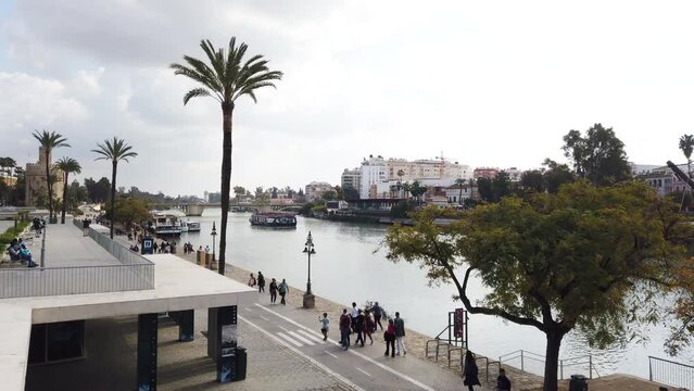 Parc et jardin de Mar&iacute;a Luisa et place d'Espagne &agrave; S&eacute;ville en Andalousie, Espagne	
