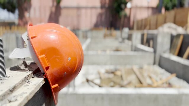 CASCO COLGADO EN UNA CONSTRUCCI&Oacute;N