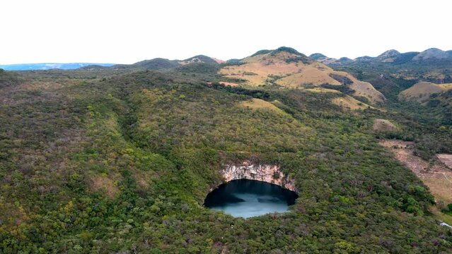 Cenotes de Candelaria, belleza natural de Guatemala, v&iacute;deo a&eacute;reo de dron