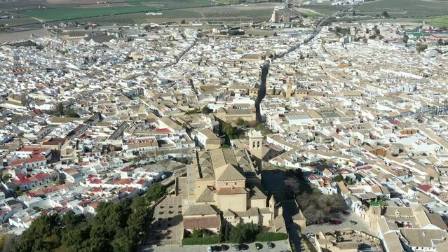 survol de la ville blanche d'Osuna en Andalousie, pr&egrave;s de S&eacute;ville en Espagne et des champs d'oliviers