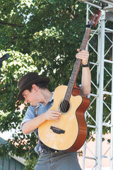 acoustic guitarist live on stage
