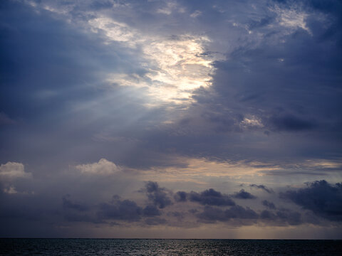 曇りのち晴れ」の写真素材 | 391件の無料イラスト画像 | Adobe Stock