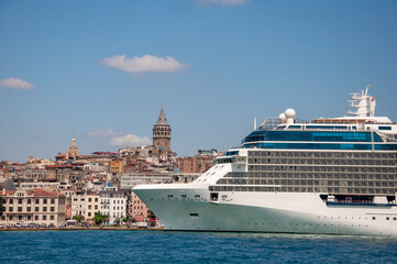 Fototapeta na wymiar big cruise ship in front of Galata tower 