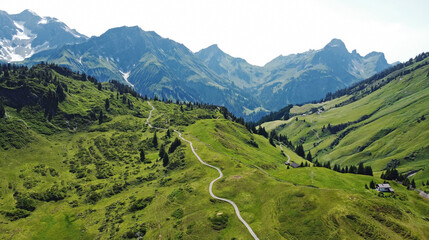 Luftaufnahme mit einer Drohne von einer Gebirgslandschaft mit Wanderweg in Österreich