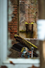 Altes Gerät eingerahmt durch zerbrochenes Fenster