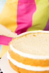 Confeitando bolo com buttercream