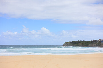 Fototapeta na wymiar 美しい青空と無人の綺麗な砂浜