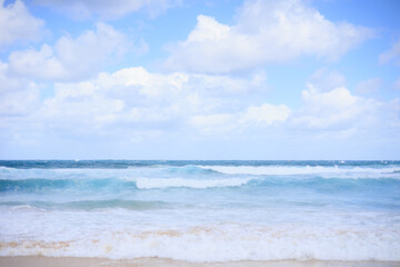 Naklejka na ściany i meble ボンダイビーチの綺麗な空と海