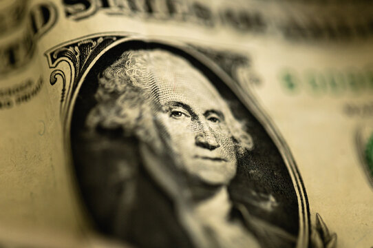 Nota de 1 Dólar dos Estados Unidos com moedas em fotografia macro. Conceitos de economia e finanças.