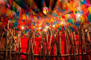 decoração junina - bandeirinhas coloridas e balão iluminado de festa junina no brasil
