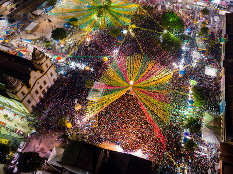 multidão vista de cima em show musical durante festa junina em assu, rio grande do norte, brasil