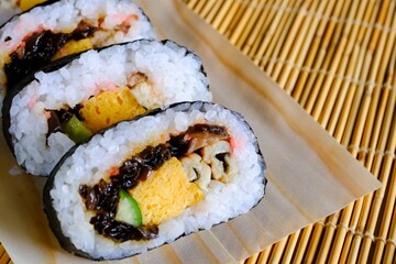 カットされた巻寿司