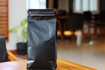 Photo of coffee packaging standing pouch size 1 Kg on the cafe table. suitable for mock up label stickers, coffee variant packaging stickers or etc.