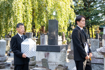 納骨式をする日本人遺族（四十九日法要） 