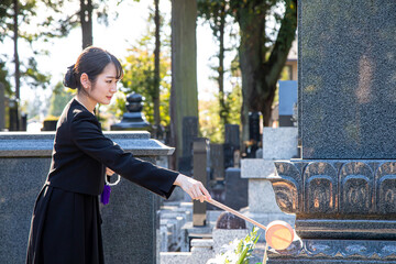 納骨・お墓参りをする遺族（水）
