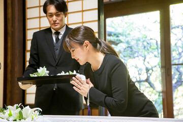 納棺（花入れの儀・女性）
