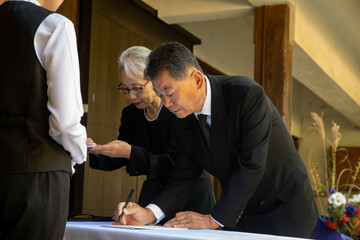 葬式の弔問客（高齢者・芳名帳）
