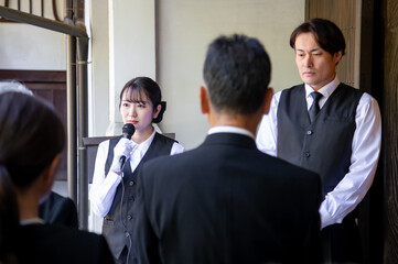 お葬式で受付をする葬祭ディレクター（司会）
