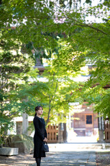 お葬式・葬儀に来た喪服の女性
