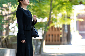 お葬式・葬儀に来た喪服の女性
