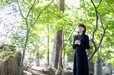 お葬式・葬儀に来た女性
