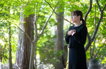 お葬式・葬儀に来た女性
